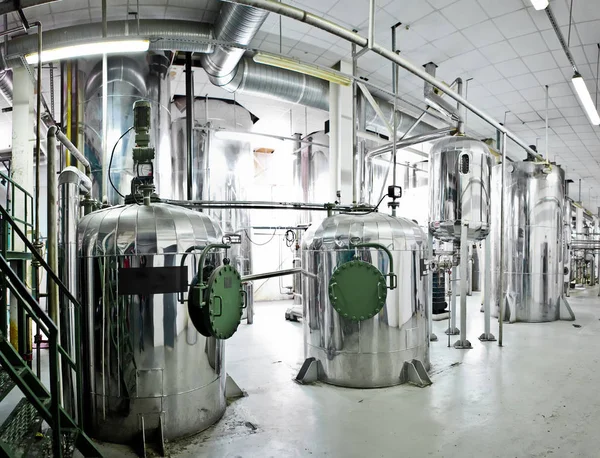 Apparecchiature e tubazioni presenti all'interno della centrale termica industriale . — Foto Stock