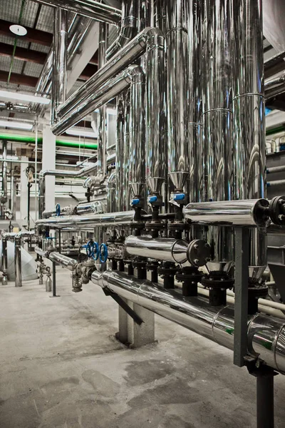 Ausrüstung und Rohrleitungen im Inneren eines industriellen Wärmekraftwerks. — Stockfoto