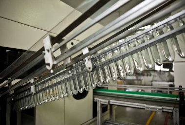 Şişe Plastik teknolojik hatta üretim plastik şişe imalatı.
