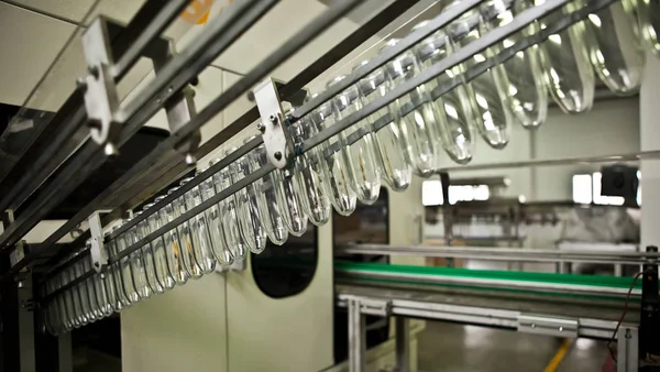 Produção das garrafas de plástico A linha tecnológica na produção das garrafas de plástico . — Fotografia de Stock