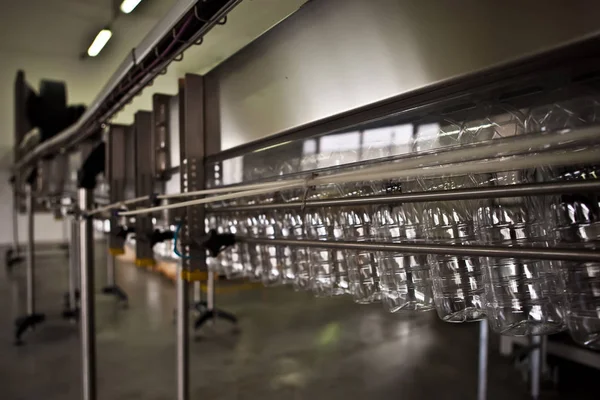 Linea di produzione in una fabbrica di acqua minerale . — Foto Stock
