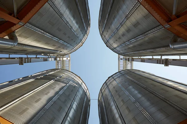 Silos moderni per la conservazione del raccolto dei cereali. Agricoltura. Contesto . — Foto Stock