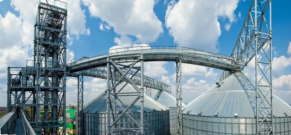 Silos moderni per la conservazione del raccolto dei cereali. Agricoltura. Contesto . — Foto Stock