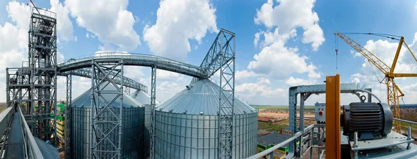 Moderne silo's voor het opslaan van de graanoogst. Landbouw. Achtergrond. — Stockfoto