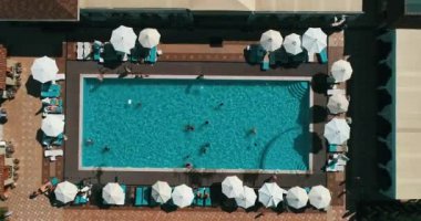 Ailesinin Yüzme Havuzu yukarıdan, mutlu anne ve çocuklar hava üstten görünüm şişme halka çörek üzerinde yüzmek ve su ailecek tatile eğlenmek.