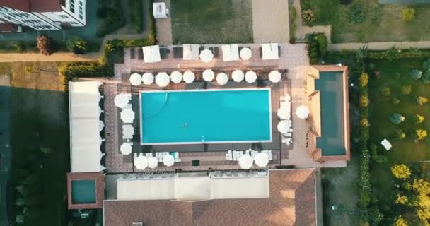 Vista aérea de la parte superior de la familia en la piscina desde arriba, madre feliz y niños nadan en donuts inflables del anillo y se divierten en el agua en vacaciones familiares . — Vídeos de Stock