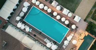 Ailesinin Yüzme Havuzu yukarıdan, mutlu anne ve çocuklar hava üstten görünüm şişme halka çörek üzerinde yüzmek ve su ailecek tatile eğlenmek.