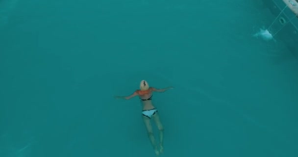 Jeune femme dans la piscine — Video