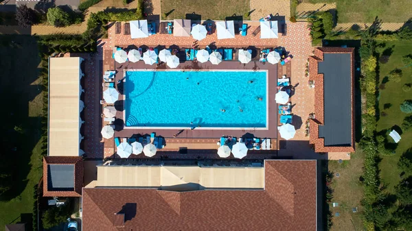 Flygfoto på människor i poolen. Ovanifrån av personer sola pool. — Stockfoto