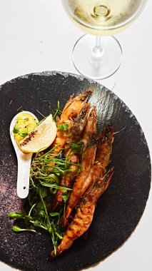 Izgara Karides Şiş şifreli. Deniz ürünleri, shelfish. Karides karides şiş otlar, sarımsak ve limon ile.