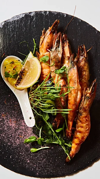 Spiedini di gamberi grigliati. Frutti di mare, scorfano. Gamberetti Spiedini di gamberetti alle erbe, aglio e limone . — Foto Stock