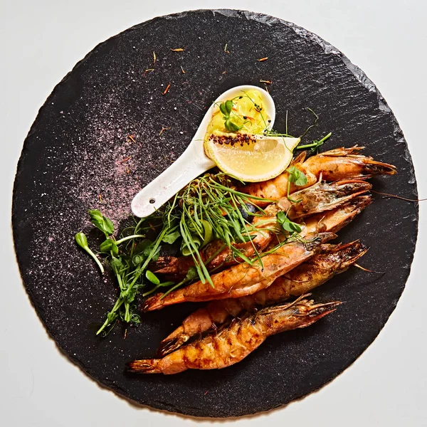 구운된 새우 꼬치입니다. 해산물, shelfish입니다. 허브와 마늘, 레몬 새우 새우 꼬치. — 스톡 사진