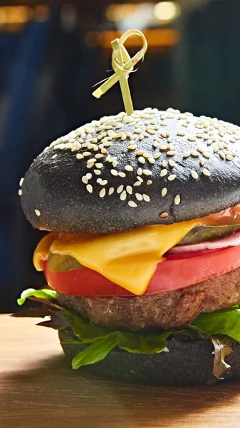 Japon Burger peynirli siyah. Japonya'dan çizburger koyu arka plan üzerinde siyah topuz. — Stok fotoğraf