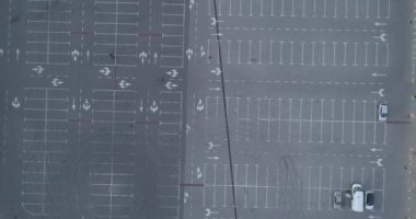 4 k üst hava görünümünü çok boş yer yer trafik diyagramı ile otopark. Uçan renkli otomobil park alışveriş merkezi hareket. Taşıma otomobil yapısı model araç iş