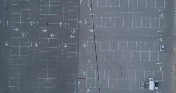 Κορυφαία Αεροφωτογραφία Του Πάρκινγκ Πολλά Μέρη Κενό Χώρο Κίνησης Διάγραμμα — Αρχείο Βίντεο