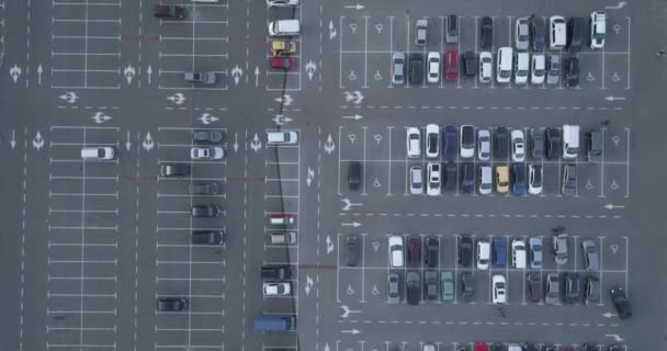 4 k góry widok z lotu ptaka parkingu z dużo wolnych przestrzeni miejsca ruchu diagramu. — Wideo stockowe