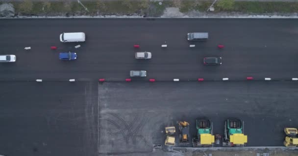 Blick von oben auf Straßenverkehr und Bauwesen — Stockvideo