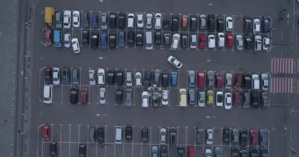 4 k övre Flygfoto över carpark med massor ledig plats platser trafik diagram. — Stockvideo