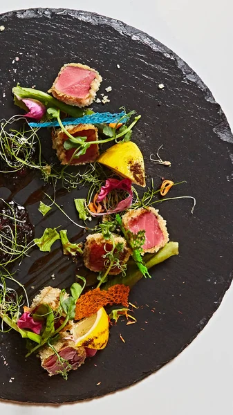 Close up of rare seared Ahi tuna slices with fresh vegetable salad on a plate. — Stock Photo, Image