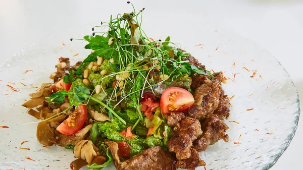 Warmer Salat mit Kalbfleisch. Leckeres und nahrhaftes Essen — Stockfoto