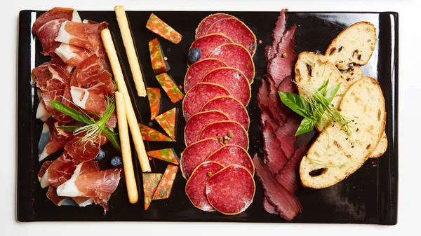 Antipasto Platter Placa de carne fría con palitos de pan grissini . — Foto de Stock