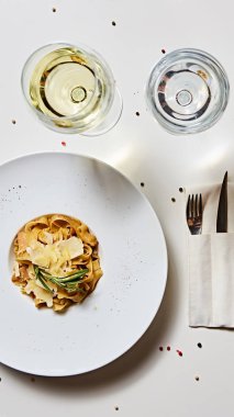 Yakın çekim İtalyan pasta plaka rendelenmiş parmesan peyniri ve fesleğen yaprağı