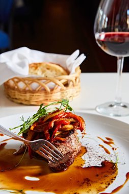 Sebze ile lezzetli sığır eti biftek. Sığ dof.