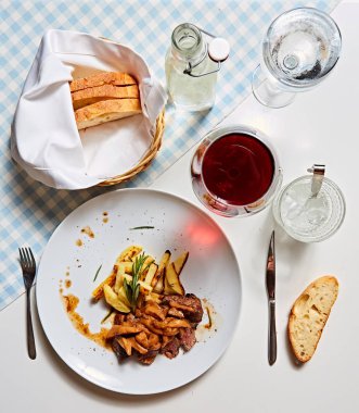 Mantar ve biftek ile kızarmış patates.