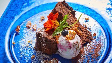 Çikolatalı kek vanilyalı dondurma ile