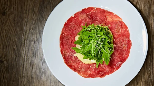 Das Fleischcarpaccio mit Salat. flacher dof. — Stockfoto