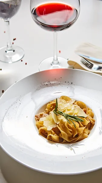 Close-up italian pasta plate with grated parmesan cheese and basil leaf — Stock Photo, Image