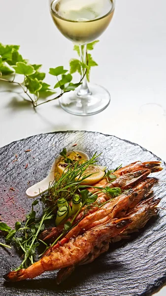 烤虾串。海鲜, shelfish。虾串配香草、大蒜和柠檬. — 图库照片
