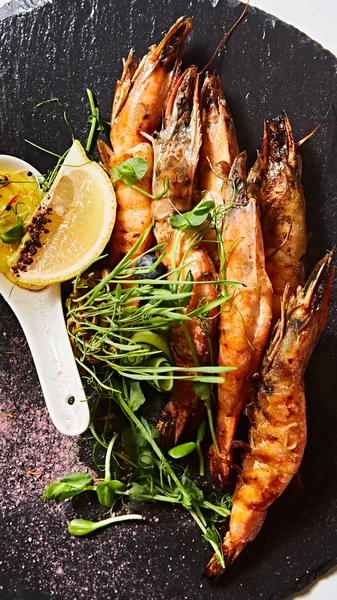 Grilled shrimp skewers. Seafood, shelfish. Shrimps Prawns skewers with herbs, garlic and lemon. — Stock Photo, Image
