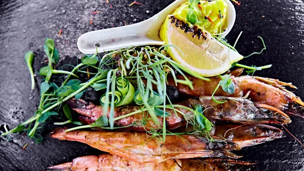 Gegrillte Garnelenspieße. Meeresfrüchte, Schelfeis. Garnelen-Garnelen-Spieße mit Kräutern, Knoblauch und Zitrone. — Stockfoto