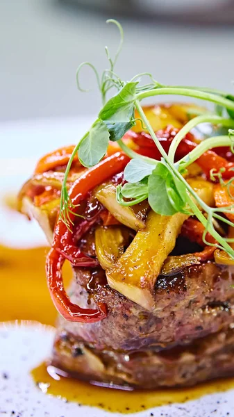 Delicious beef steak with vegetables. Shallow dof. — Stock Photo, Image