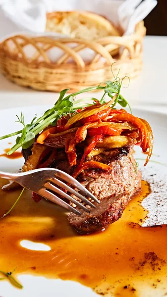 Delicious beef steak with vegetables. Shallow dof. — Stock Photo, Image