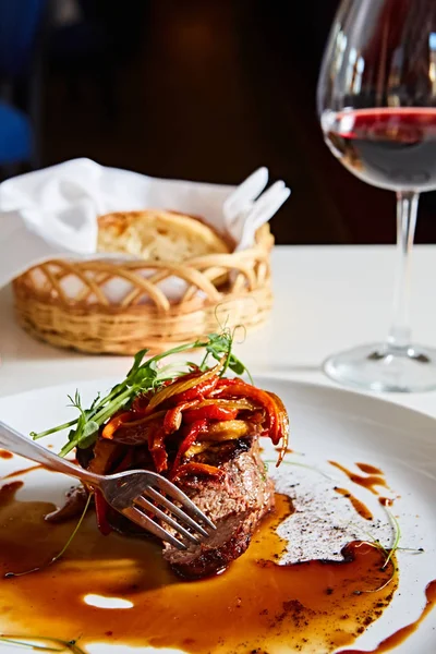 Delicious beef steak with vegetables. Shallow dof. — Stock Photo, Image