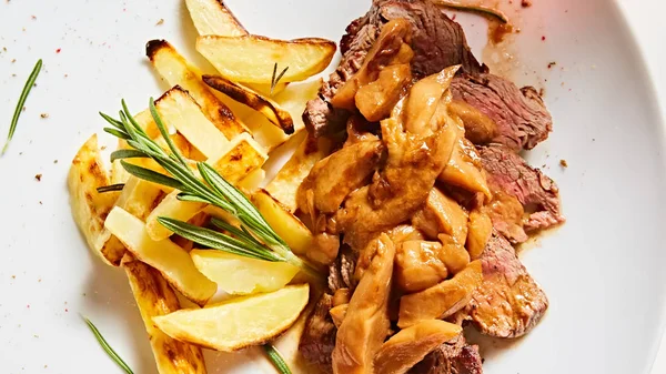 The potatoes fried with mushrooms and beef. — Stock Photo, Image