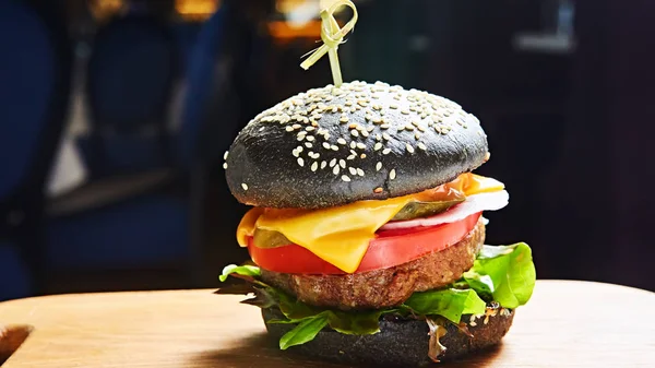 Japon Burger peynirli siyah. Japonya'dan çizburger koyu arka plan üzerinde siyah topuz. — Stok fotoğraf
