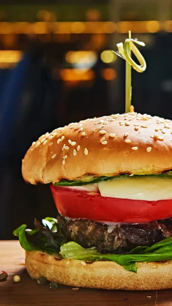 Rundvlees hamburger met sla en mayonaise geserveerd op een rustieke houten tafel toerenteller, met kopie ruimte. — Stockfoto