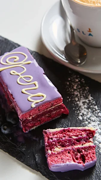 Die Operntorte mit Latte. flacher dof. — Stockfoto