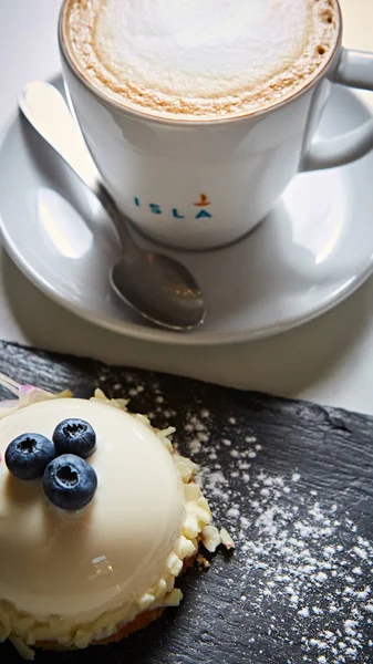 Gâteau en mousse bavaroise à la vanille avec cerises et chocolat noir sur le dessus. Fabriqué avec fromage à la crème et crème fouettée — Photo