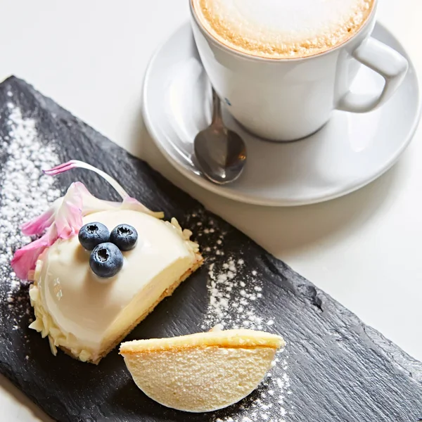 Tarta de mousse bavariana de vainilla con cerezas y chocolate negro en la parte superior. Elaborado con queso crema y crema batida — Foto de Stock