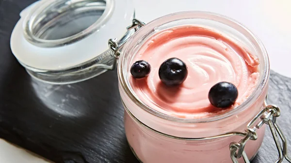Postre de yogur de fresa fresca en vidrio, enfoque selectivo —  Fotos de Stock