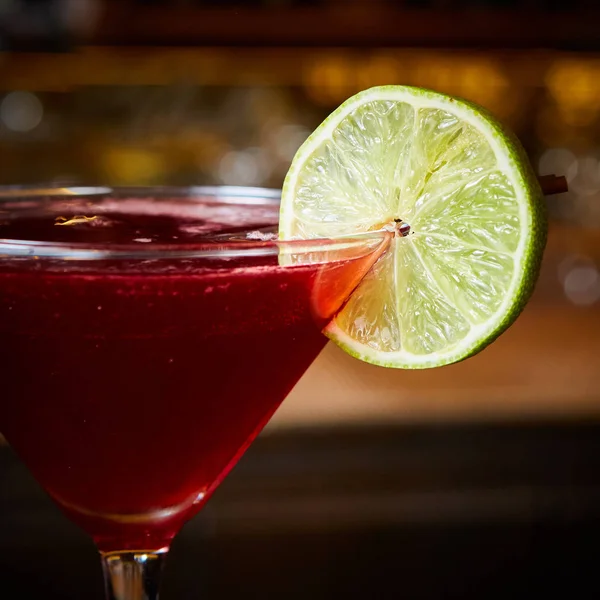 Cosmopolitan - Cocktail alcolico a base di Vodka, Cointreau, Succo di lime e Succo di mirtillo rosso . — Foto Stock