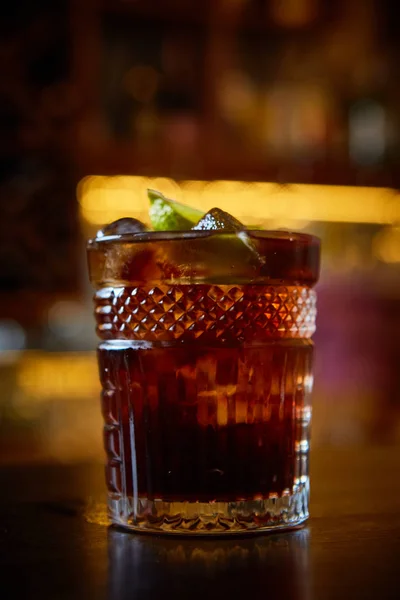 Blick von oben auf ein Glas cuba libre Cocktail mit Rum, Cola, Zitronensaft und Eiswürfeln — Stockfoto