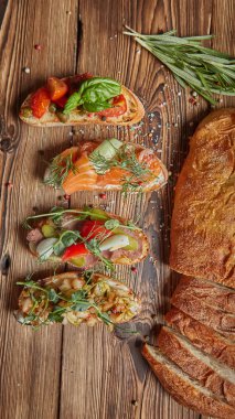 Çeşitli soslar ile çeşitli bruschetta, tatil için ayarlayın. Üstten görünüm. Parti gıda kavramı.