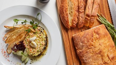 Avokado ile Somon tartar. Sığ dof