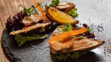 Deniz ürünleri. Kabuklu midye. Peynirli fırında midye.