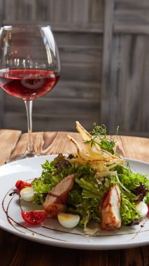 Tavuk salatası. Tavuk Sezar Salatası. Sezar salatası ve ızgara tavuk..